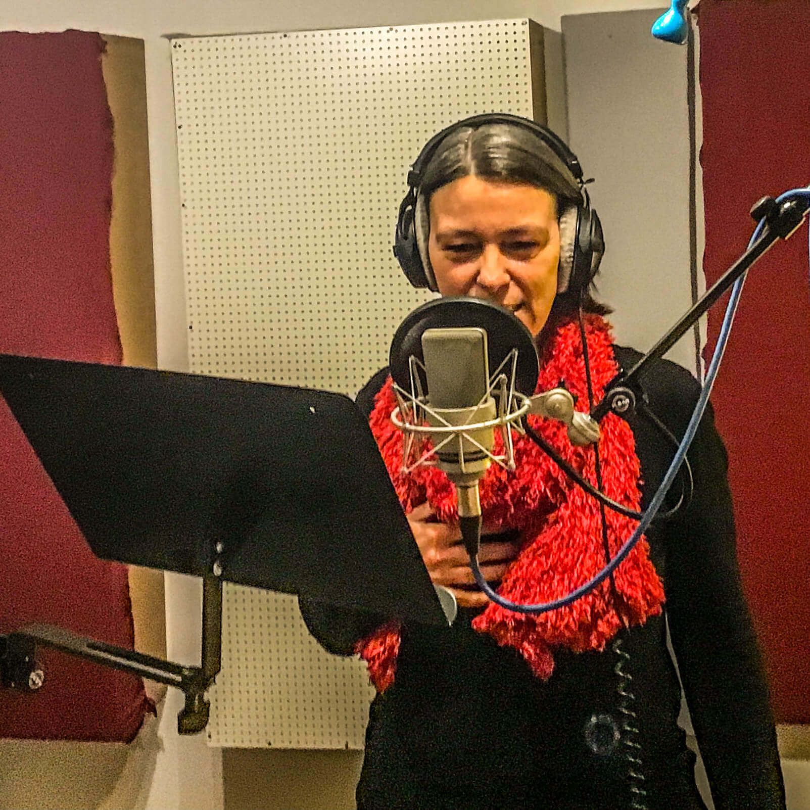 Claudia im Tonstudio